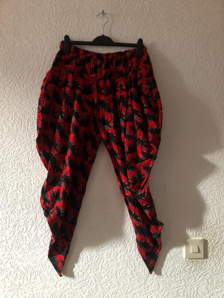 Maat L  - katoenen harem broek - rood / zwart geprint, Kleding | Dames, Broeken en Pantalons, Maat 42/44 (L), Ophalen of Verzenden