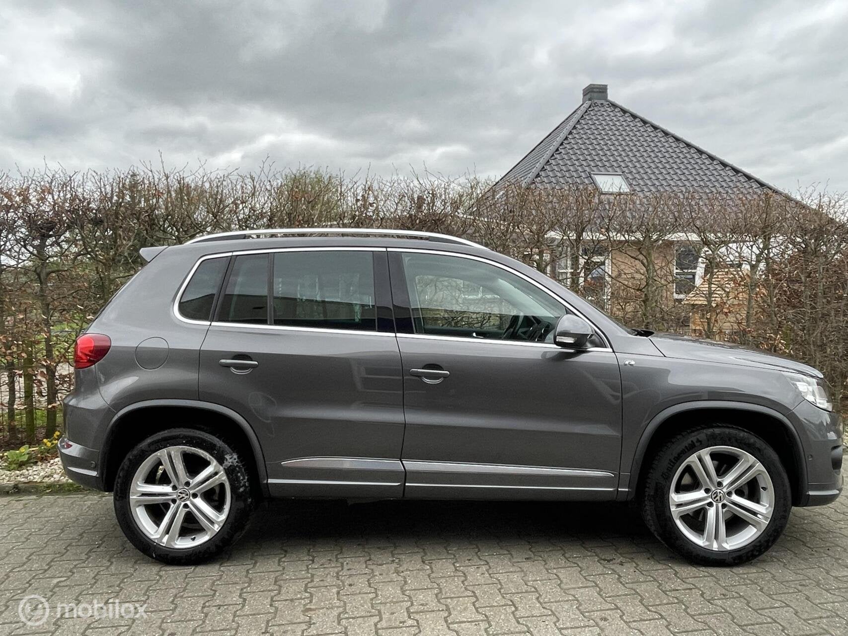 Volkswagen Tiguan 1.4 TSI R-Line Edition Xenon 2e Eigenaar d, Auto's, Voorwielaandrijving, Dealer onderhouden, Gebruikt, 4 cilinders