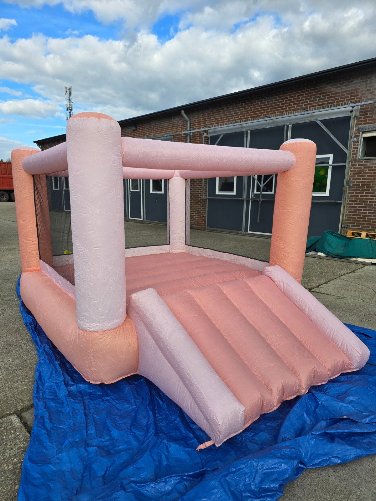 Nieuw roze springkussen met blower, Ophalen, Nieuw