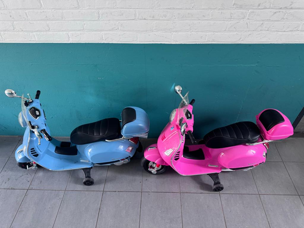 Elektrische Kinder Vespa GTS (Blauw & Roze), Ophalen, Zo goed als nieuw