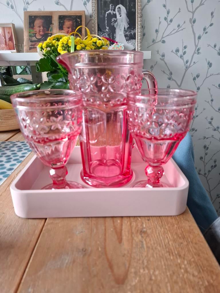 Nieuw. Roze kan met glazen en dienblad, Huis en Inrichting, Woonaccessoires | Dienbladen, Ophalen, Rond, Overige materialen