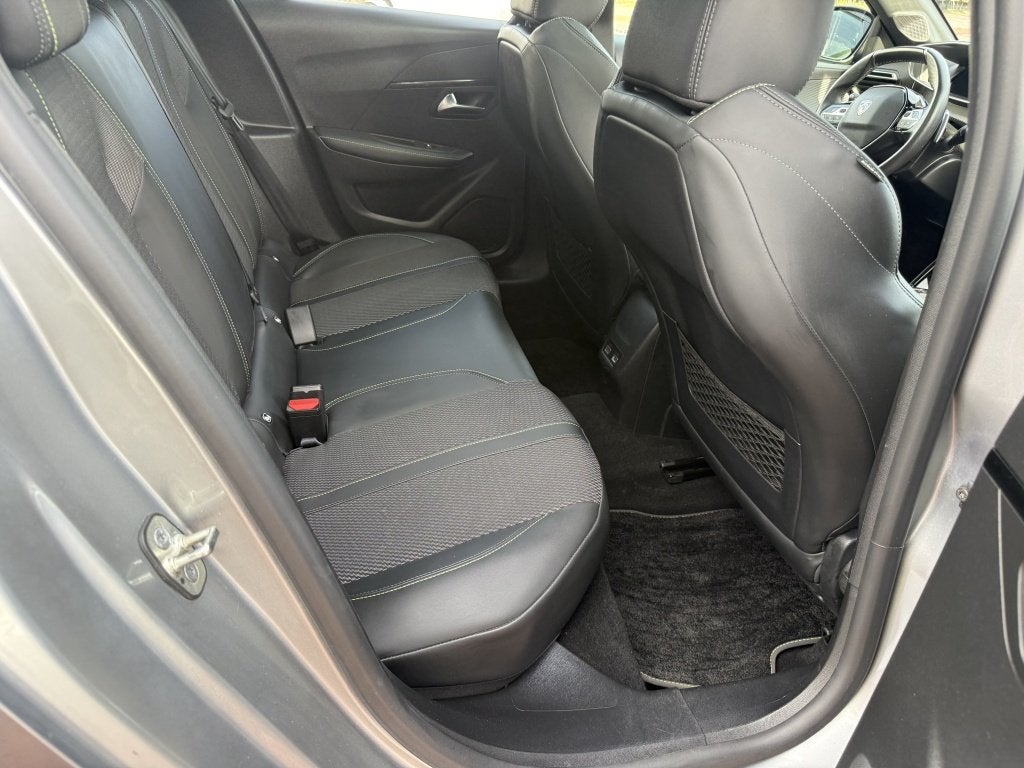 Foto 24 van Peugeot 208 1.2 Hybr e-DCS6 GT pano automaat Apple Carplay