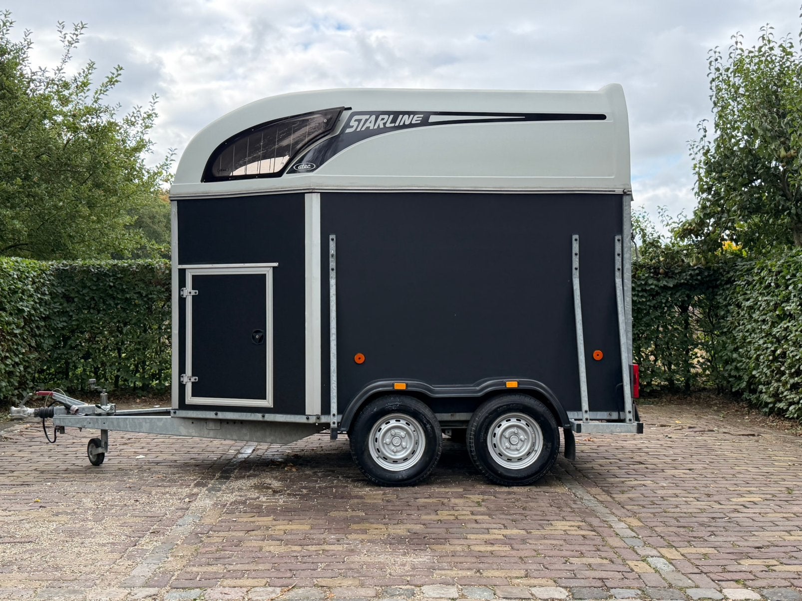 Prachtig mooie 2 paards atec zadelkamer en kunstof vloer, Ophalen, Zo goed als nieuw, 2-paards trailer, TT paardentrailers