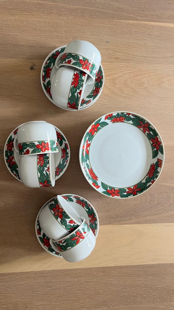 Kerstservies met poinsettia decoratie, Ophalen, Keramiek, Zo goed als nieuw, Overige stijlen