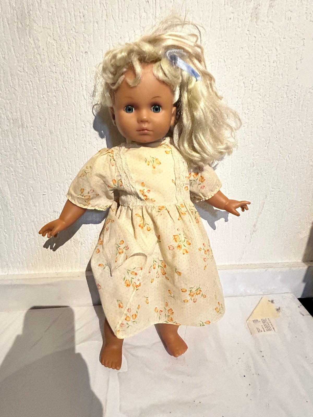 Vintage Babypop met Blond Haar en Bloemenjurk, Ophalen of Verzenden, Gebruikt, Babypop