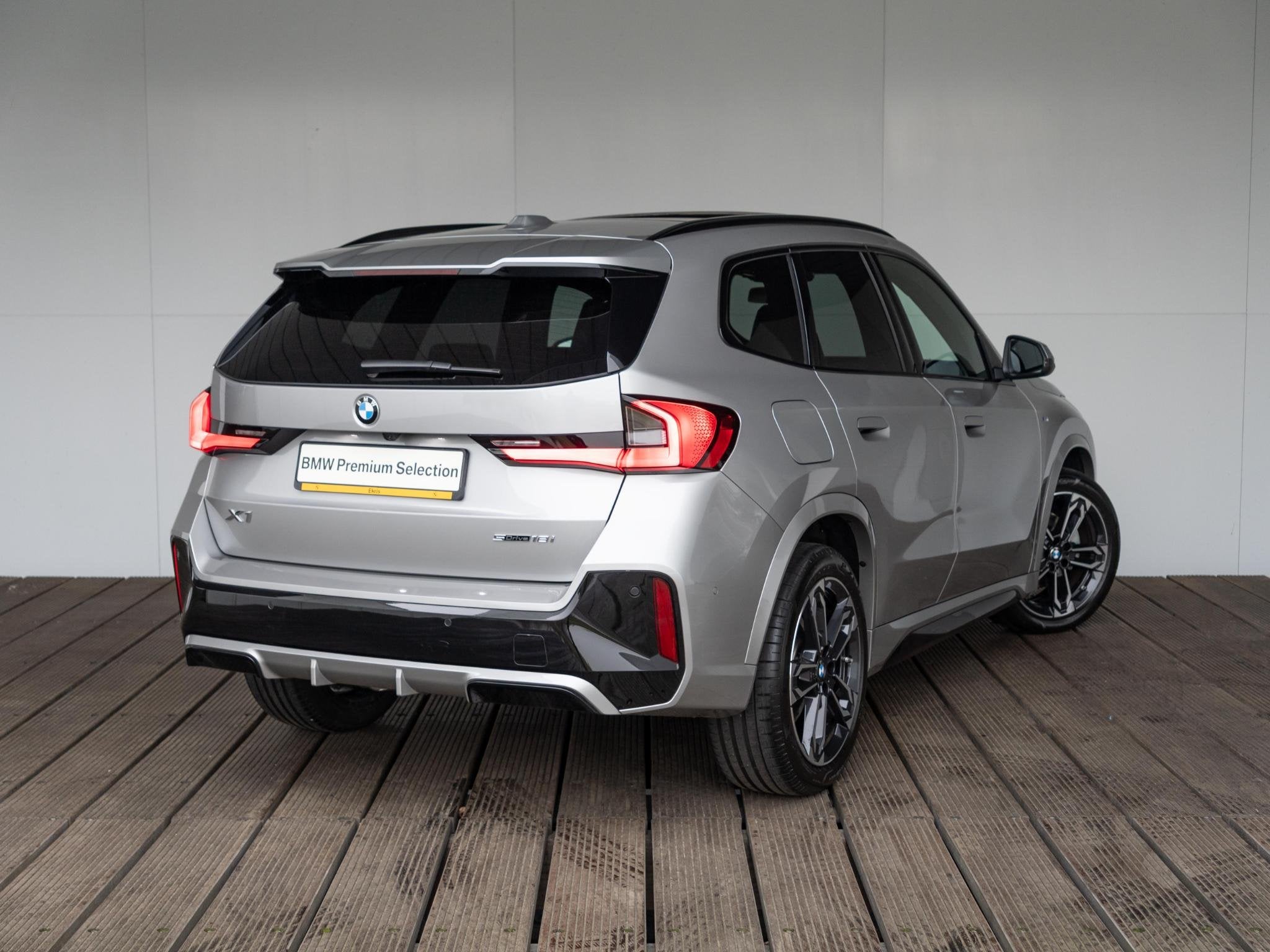 BMW X1 sDrive18i | M Sportpakket | Travel Pack | Driving Ass, Gebruikt, Met garantie (alle), Bedrijf, 3 cilinders