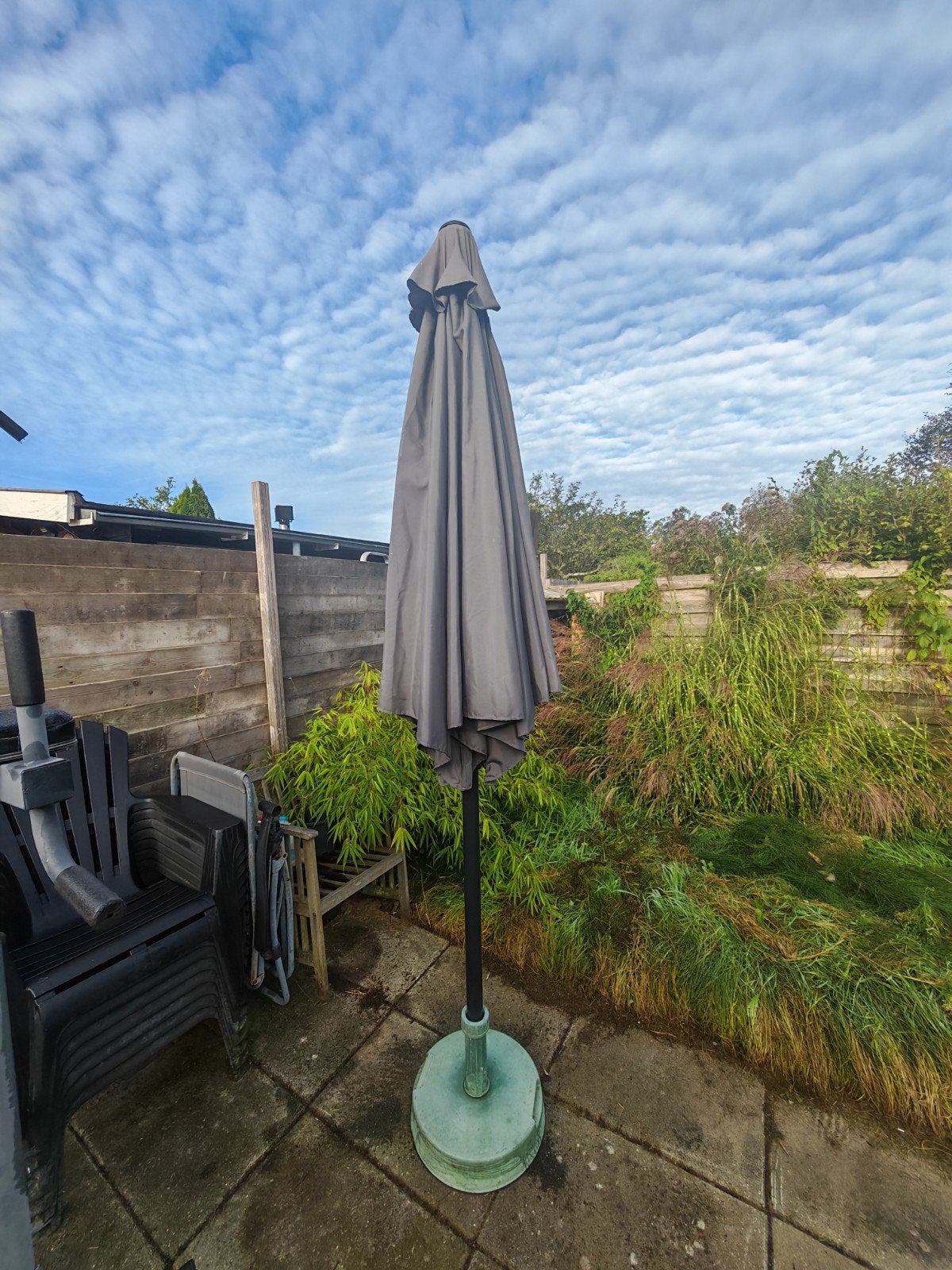 Grijze parasol met voet - vierkant, Tuin en Terras, Ophalen, 2 tot 3 meter, Stokparasol, Verstelbaar