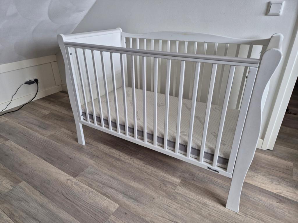 Wit Woodies ledikantje met matras - 3 spijlen uitneembaar, Kinderen en Baby's, Gebruikt, Minder dan 140 cm, Minder dan 70 cm, Ophalen