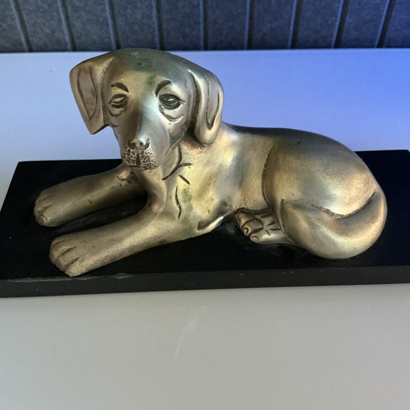 Bronzen beeldje van een liggende hond op sokkel, Ophalen of Verzenden, 20 - 50 cm, Beeld, Goud