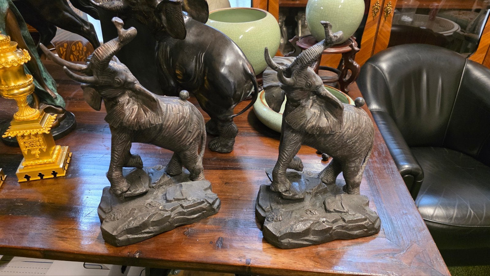 Twee antieke bronzen olifanten