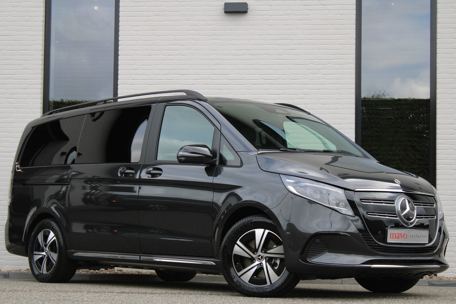 Mercedes-Benz EQV 300 L2 / AMG / Luchtvering / 200 KM! / 7-P, Dealer onderhouden, Gebruikt, Met garantie (alle), 2535 kg