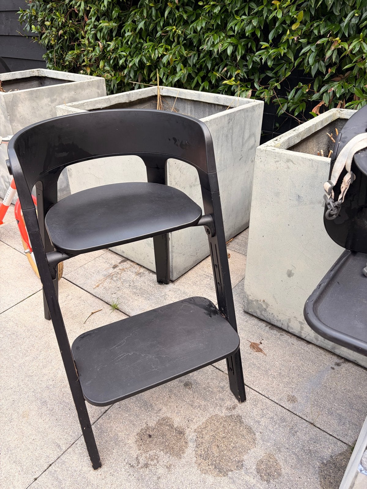 Stokke Steps kinderstoel zwart met kuipje en eetblad, Ophalen, Gebruikt, Meegroeistoel, Afneembaar eetblad