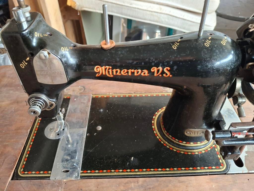 Oude naaimachine met opbergtafel, Ophalen