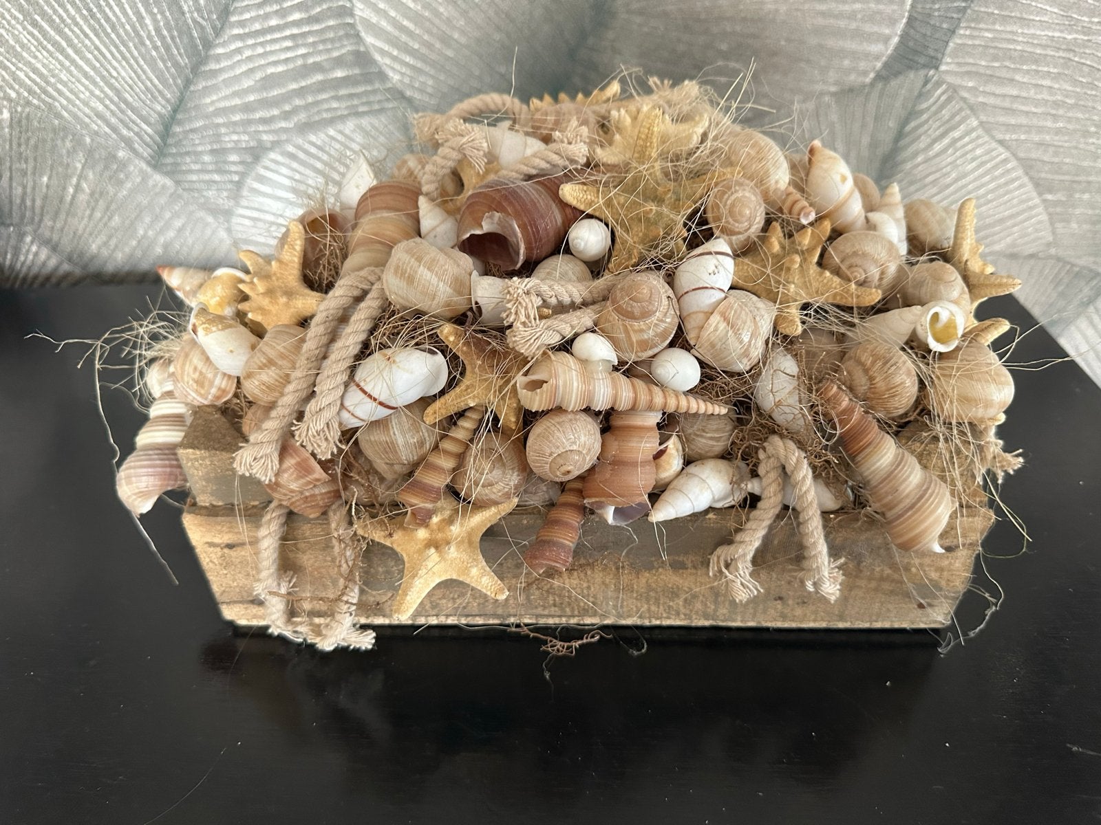 Decoratieve schelpen en zeesterren in houten bak, Ophalen, Gebruikt, Beige, Landelijk