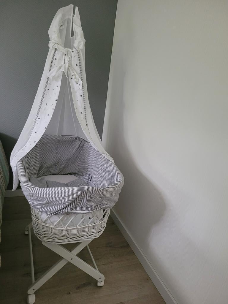 Rotan wieg merk Schardt met wielen. Met hemeltje en laken., Ophalen, Zo goed als nieuw, Wieg