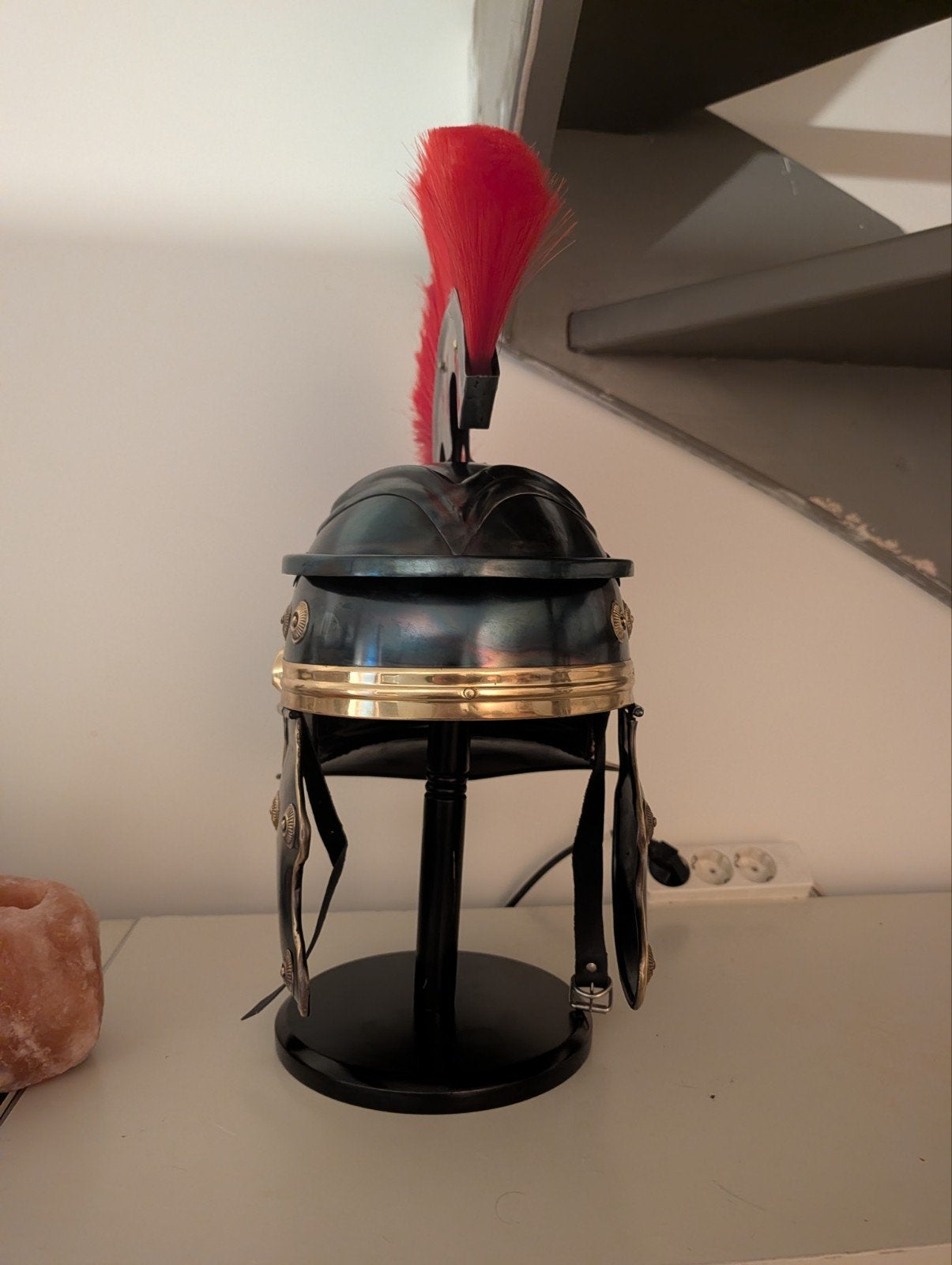 Romeinse helm met rode pluim - Decoratief, Ophalen of Verzenden, Overige soorten, Overige gebieden, Helm of Baret