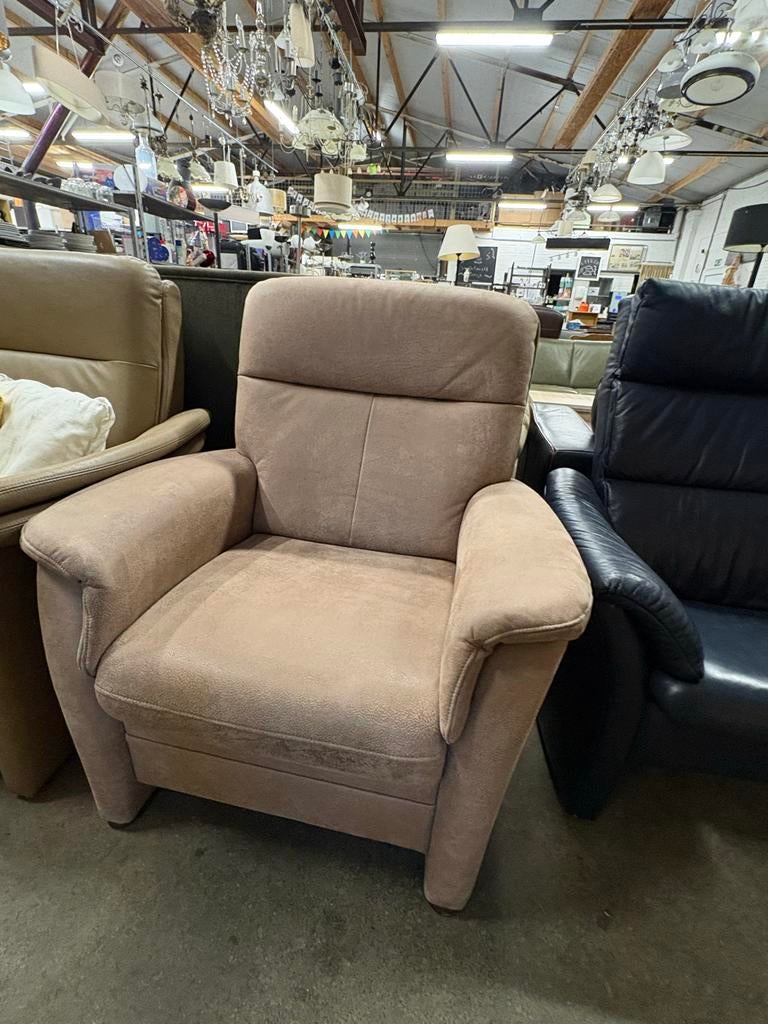 Mooie beige nubuck stoel, Huis en Inrichting, Fauteuils, Overige materialen, Gebruikt, 75 tot 100 cm, Ophalen of Verzenden