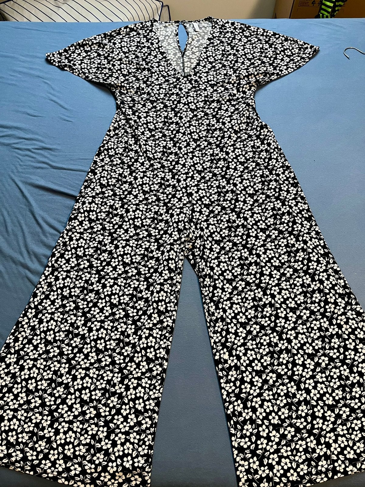 Zwarte jumpsuit met bloemenprint - Amisu, Kleding | Dames, Ophalen of Verzenden, Zo goed als nieuw, Maat 42/44 (L), Zwart