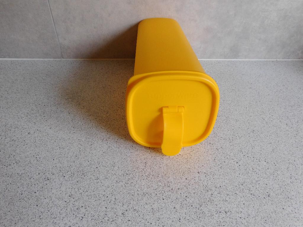 Tupperware Schenkkan 2 Ltr. met Zeef Geel, Huis en Inrichting, Ophalen of Verzenden, Zo goed als nieuw, Geel, Overige typen
