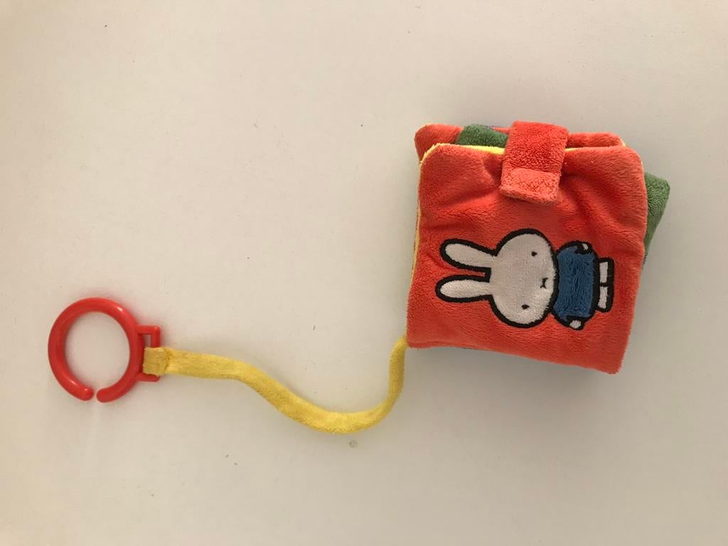 Zacht Nijntje boekje voor aan buggy of maxicosi te koop, Ophalen of Verzenden