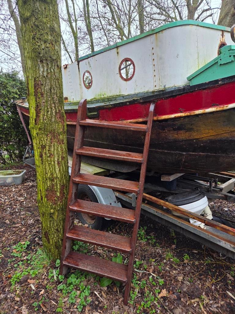 Antieke hardhouten boottrap van sleepboot, Ophalen