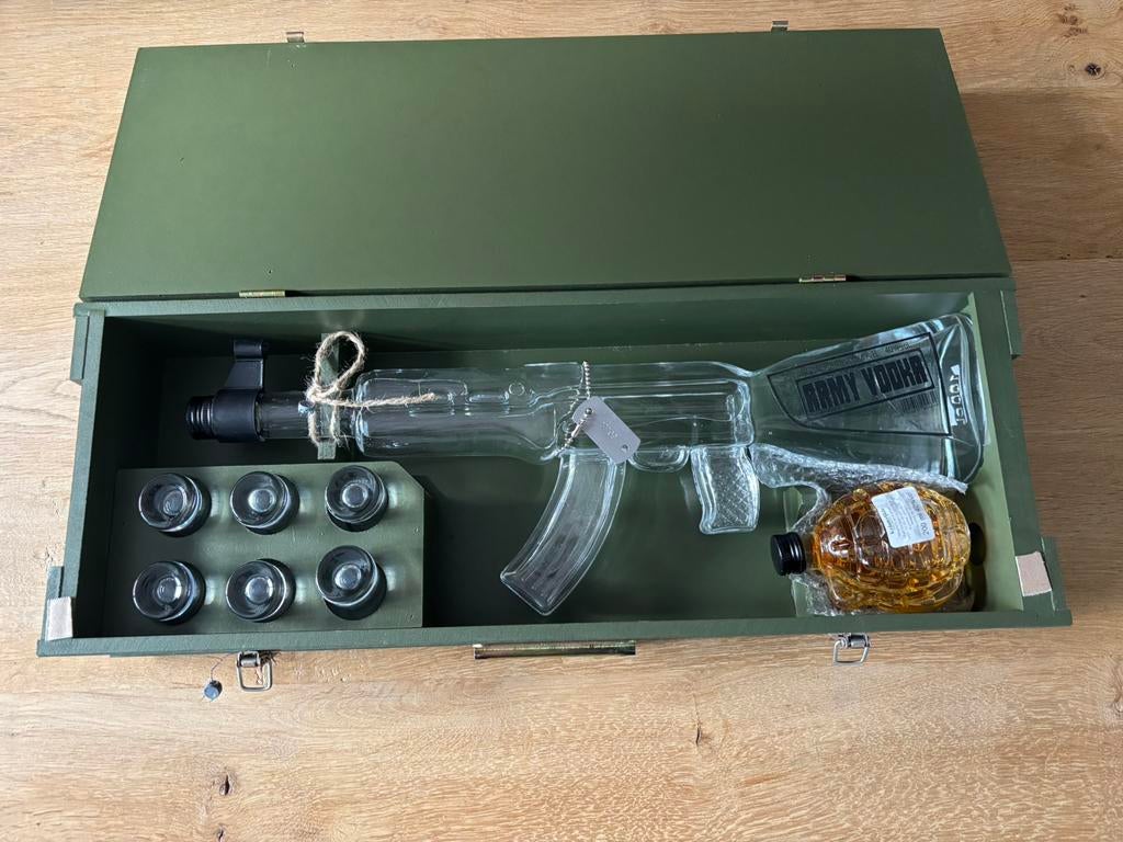 Grote "AK 47 Army Vodka " Kalashnikov met munitie nieuw !, Verzamelen, Ophalen of Verzenden, Zo goed als nieuw