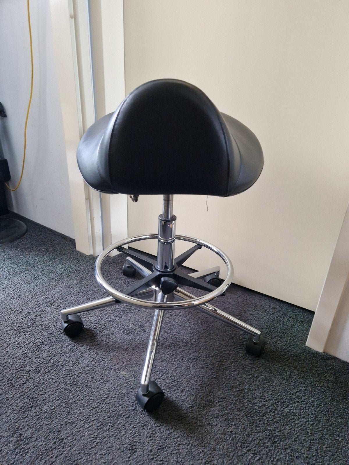 Zwarte ergonomische zadelkruk op wiel (tabouret)en, Ophalen of Verzenden, Zo goed als nieuw