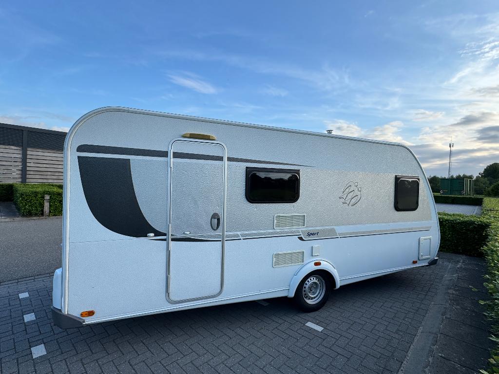 Knaus Sport 500 FDK caravan met 3-persoons stapelbed + airco, Omvormbare zithoek, Kachel, 7 tot 8 meter, Treinzit