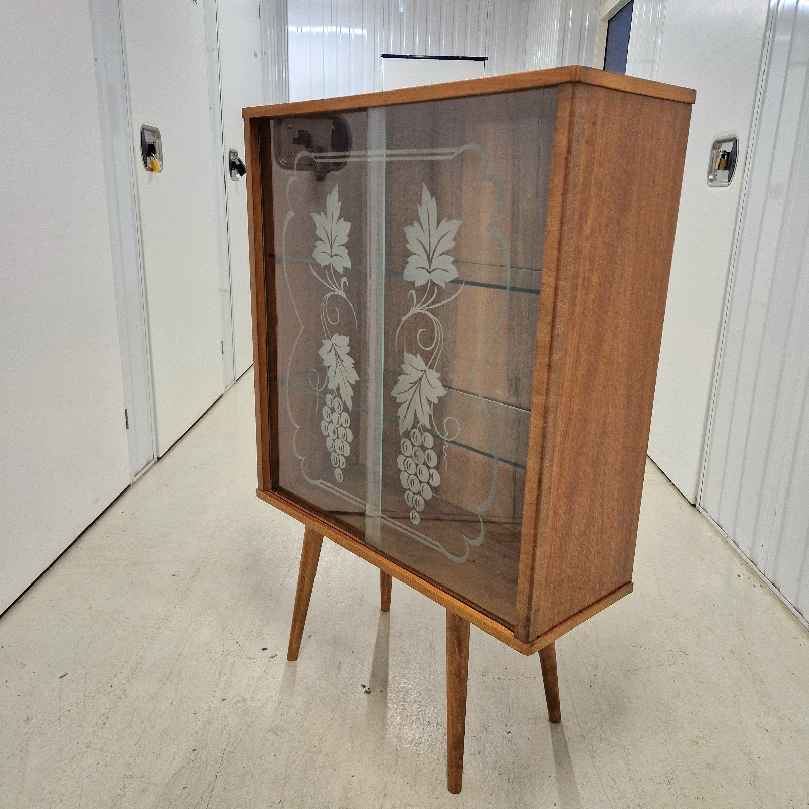 Vintage vitrinekast jaren 60 met gegraveerd druivenmotief, Huis en Inrichting, Kasten | Vitrinekasten, Gebruikt, Ntp, 50 tot 100 cm