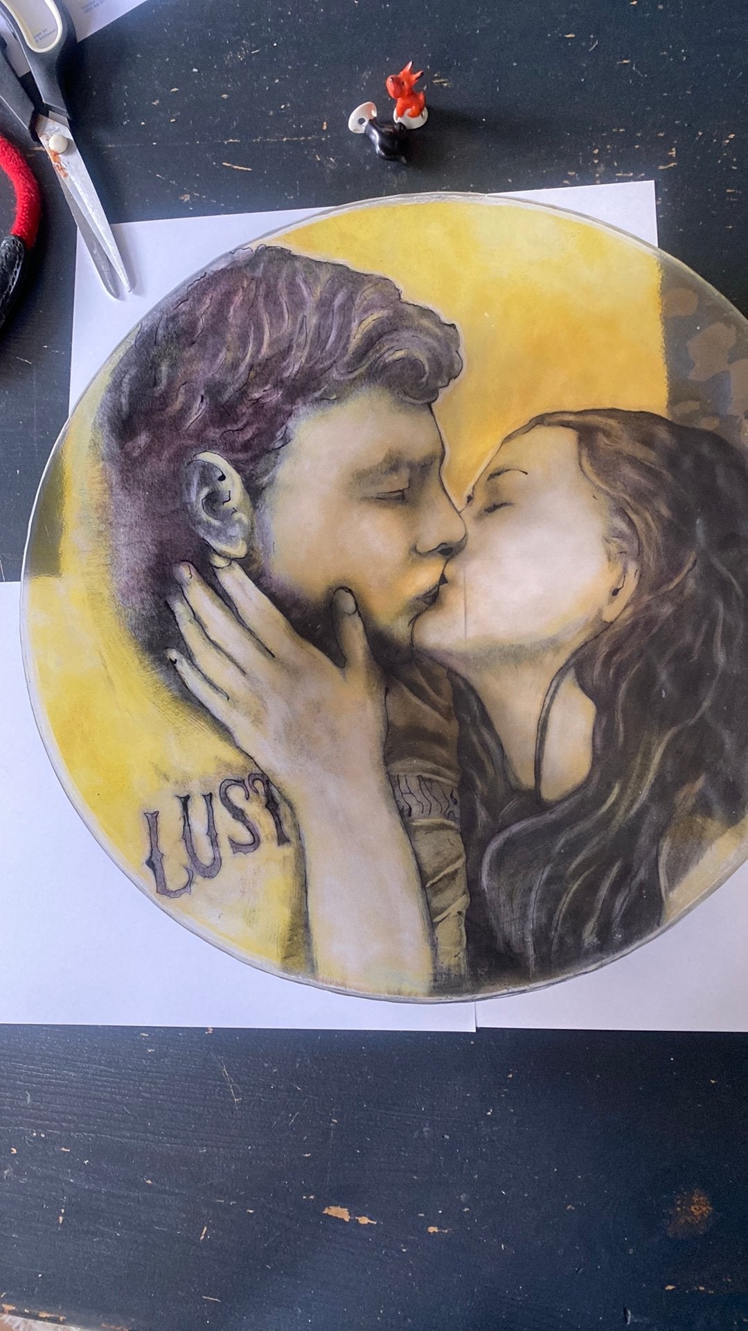 Mooie schaal kussend paar  LUST, Ophalen of Verzenden
