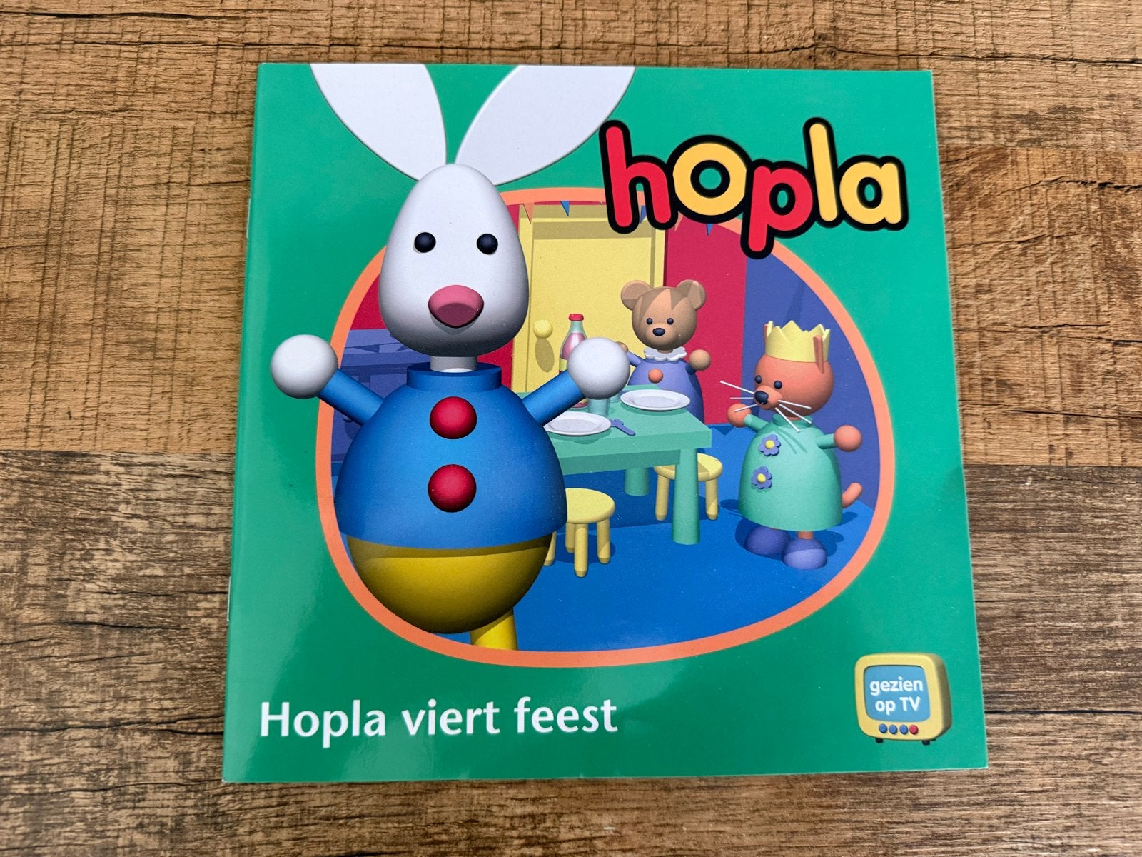 Hopla viert feest - Gezien op TV, Ophalen of Verzenden, Gelezen, 1 tot 2 jaar