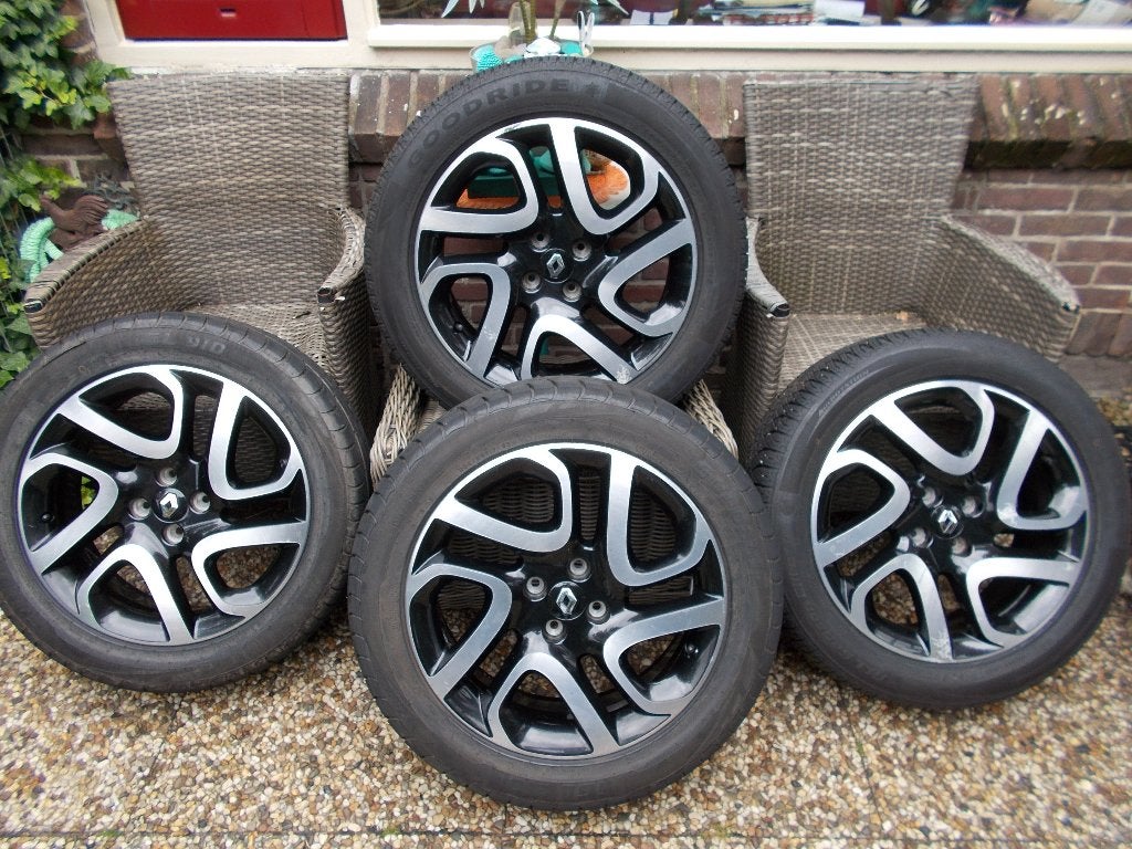 RENAULT CAPTUR 17 INCH VELGEN MET ALL SEASONBANDEN, Auto-onderdelen, Banden en Velgen, Ophalen, Banden en Velgen, 17 inch, 205 mm