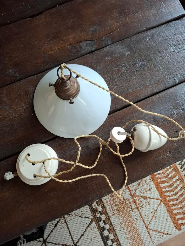 Hanglamp, melkwit kapje met catrol., Huis en Inrichting, Lampen | Hanglampen, Ophalen, Gebruikt, Glas, Minder dan 50 cm