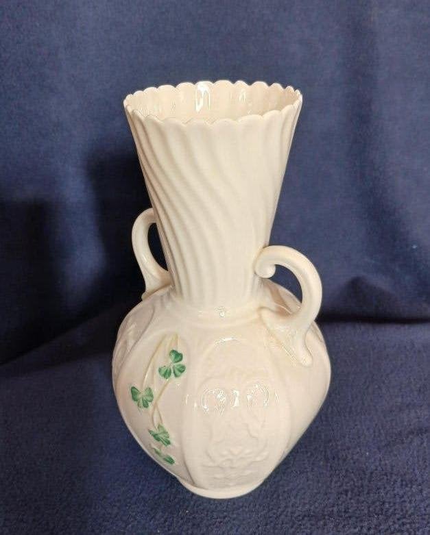 Vintage Ierse porseleinen vaas. Belleek. Shamrocks., Verzenden, Zo goed als nieuw, Met patroon/structuur, 21 cm
