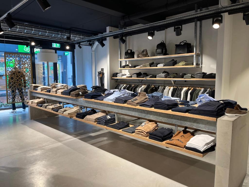 Hangende industriële wandplanken 3m – staal & eikenlook, Ophalen, Zo goed als nieuw