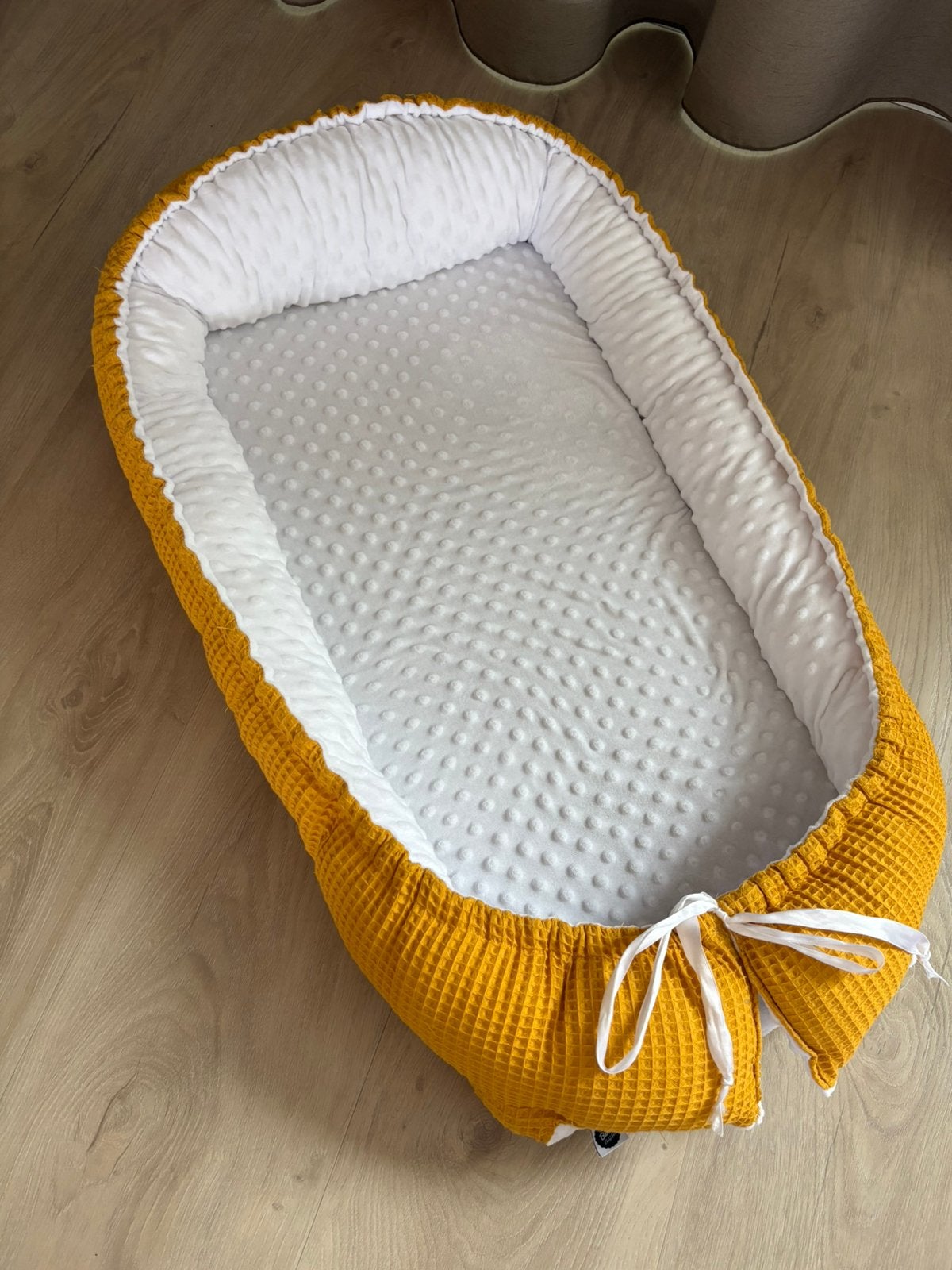 Petit Bandit babynestje okergeel/wit – schoon & netjes, Ophalen of Verzenden, Gebruikt, Overige typen