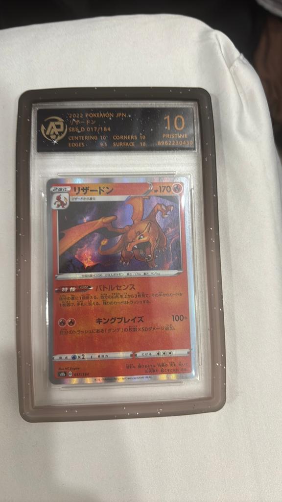 Charizard 017/184 - Grade 10, Ophalen of Verzenden, Zo goed als nieuw