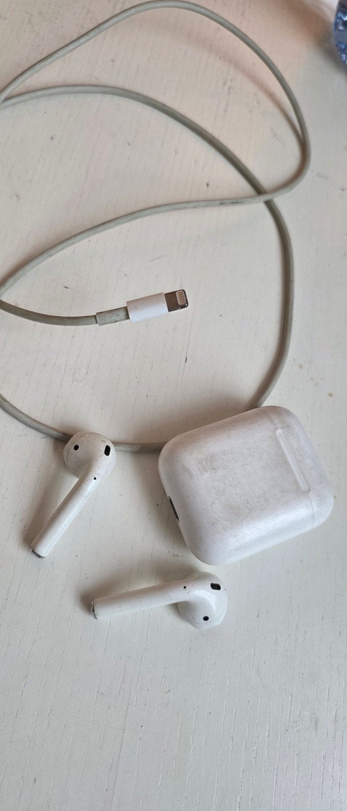 Apple AirPods (1e generatie) met oplaadcase en kabel, In-ear, Gebruikt, Draadloos, Ophalen of Verzenden