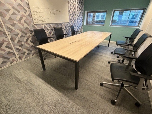 Steelcase vergadertafel 240x120 cm met 2 stopcontacten,2st