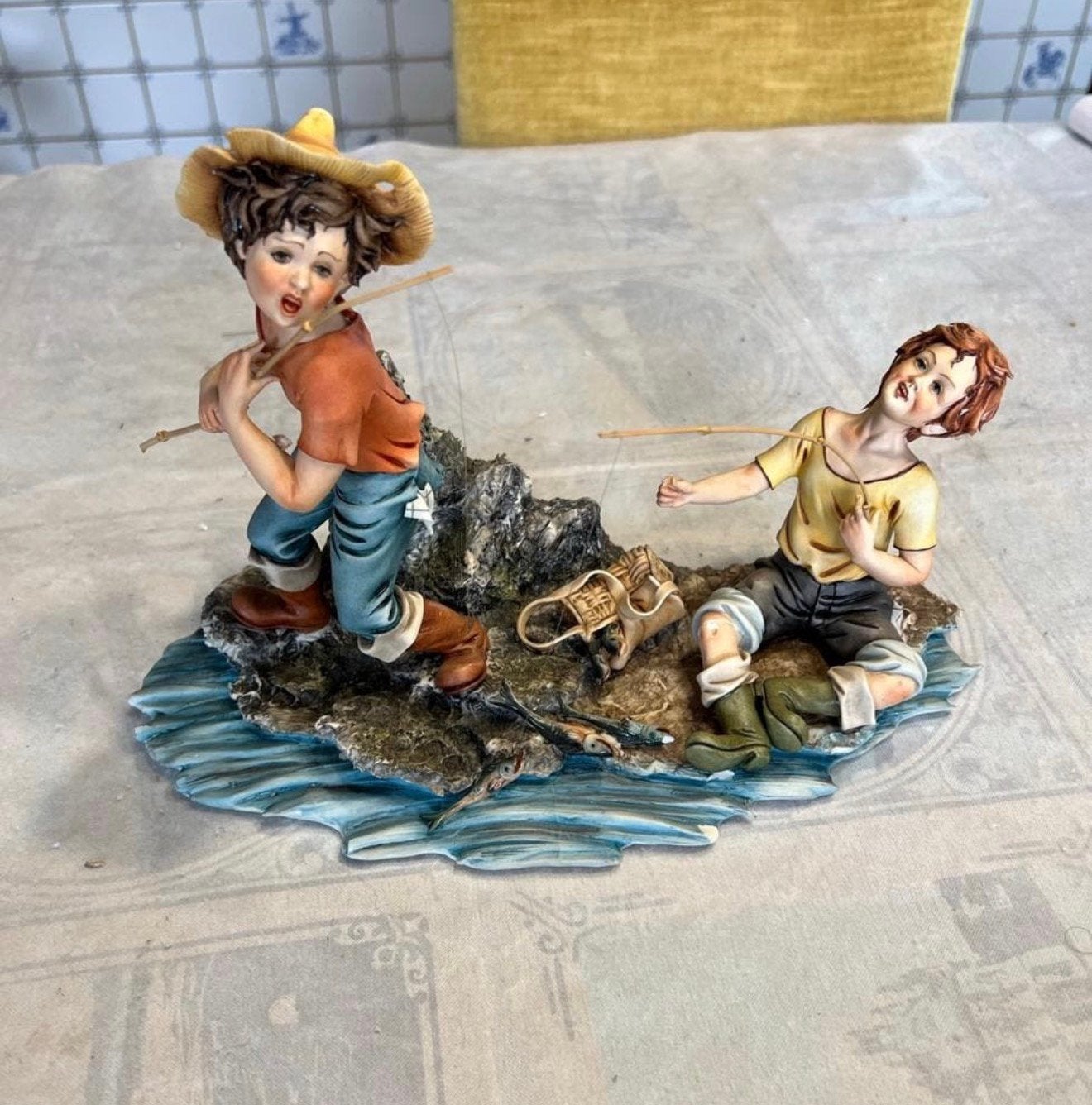 Antiek Porselein - Capodimonte Cortese Beeld Vissen Fishing, Antiek en Kunst, Ophalen of Verzenden