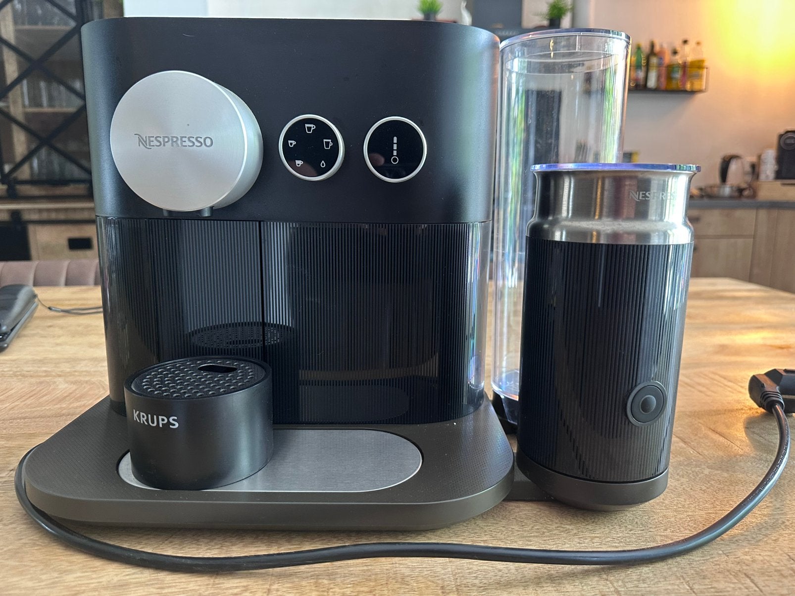 Nespresso koffiemachine, Ophalen, Gebruikt, Koffiemachine, Koffiepads en cups