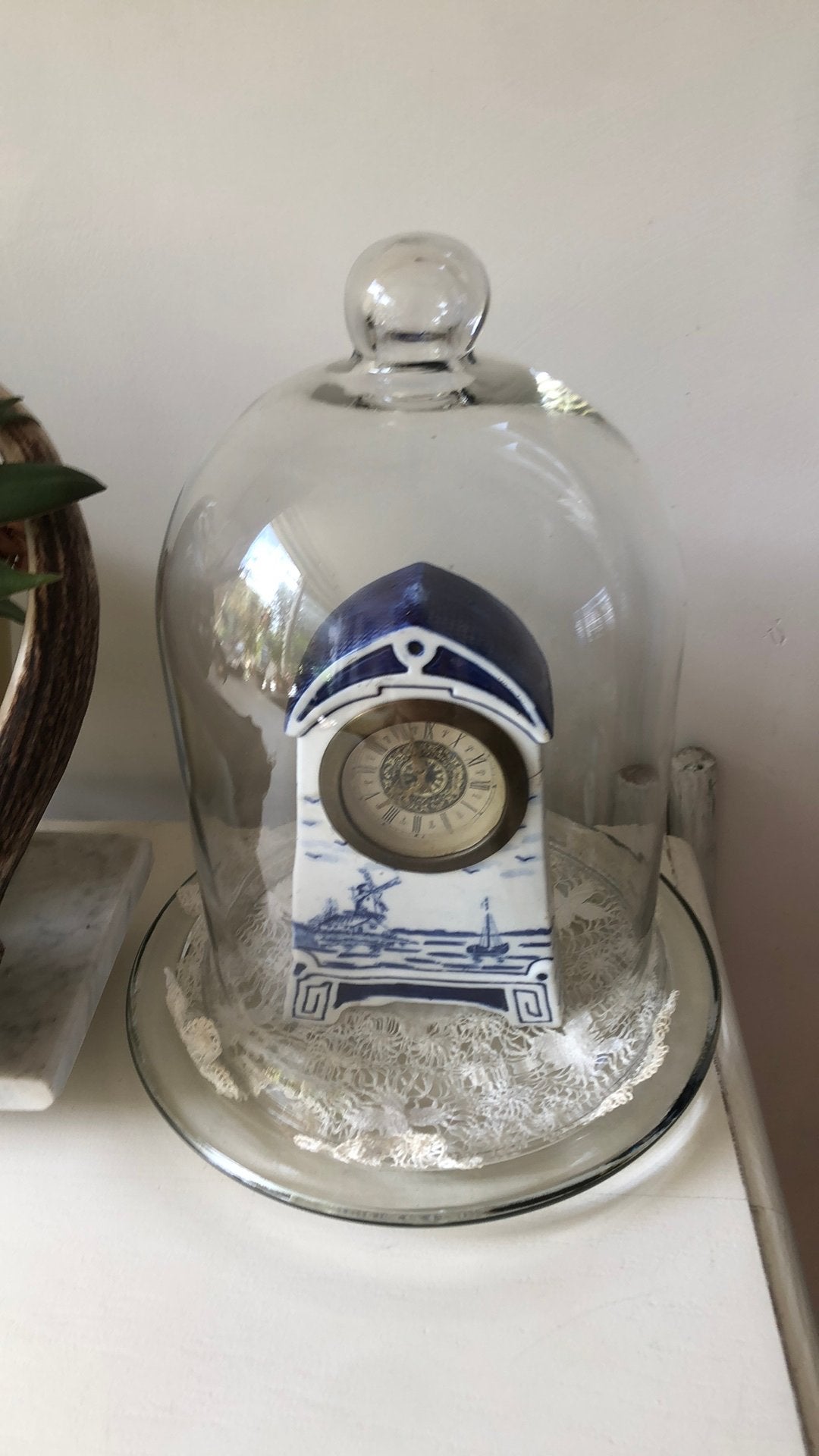 Glazen stolp met delfs blauwe klokje, Ophalen of Verzenden, Zo goed als nieuw