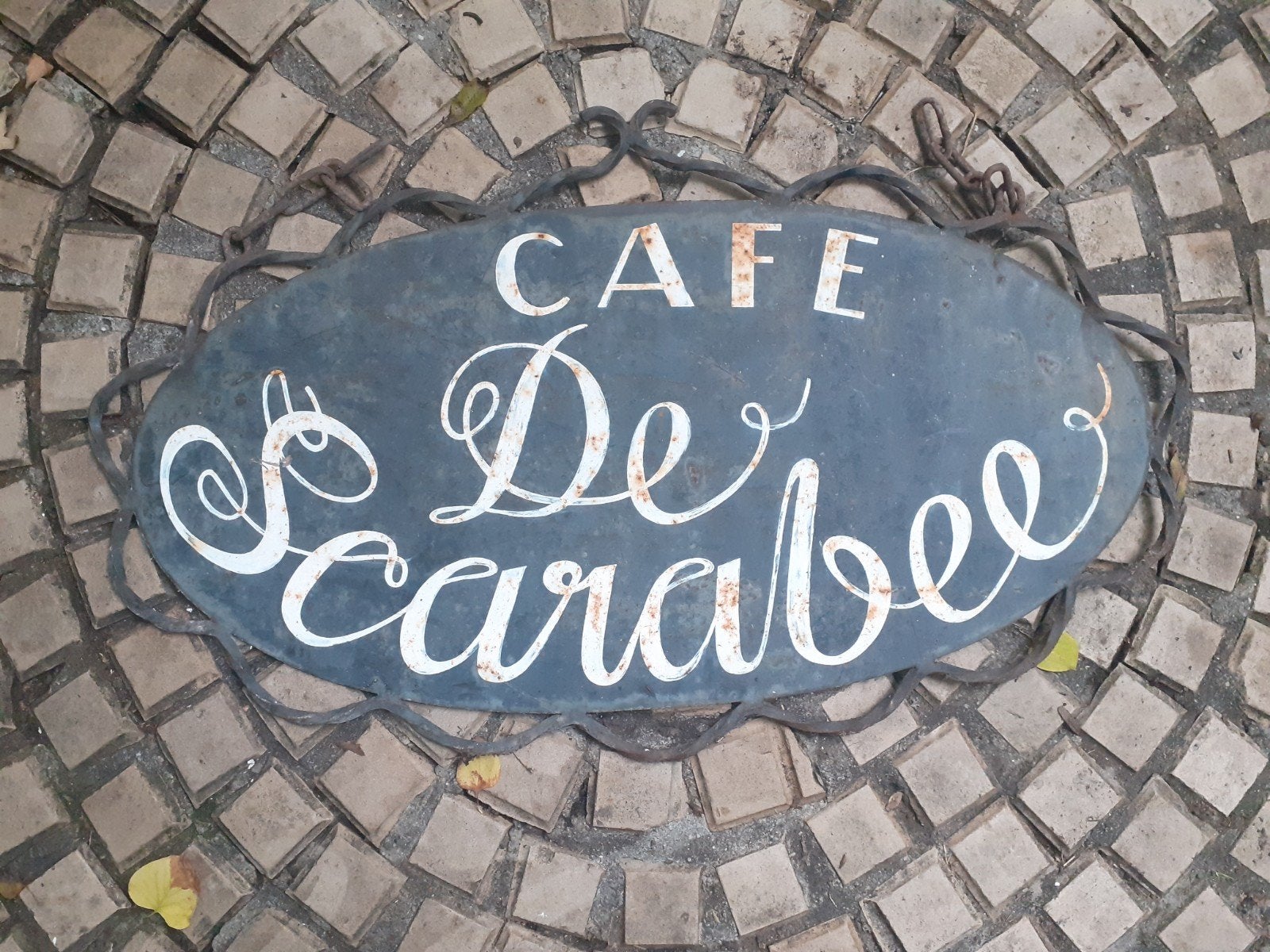 Vintage Café De Scarabee uithangbord, Ophalen