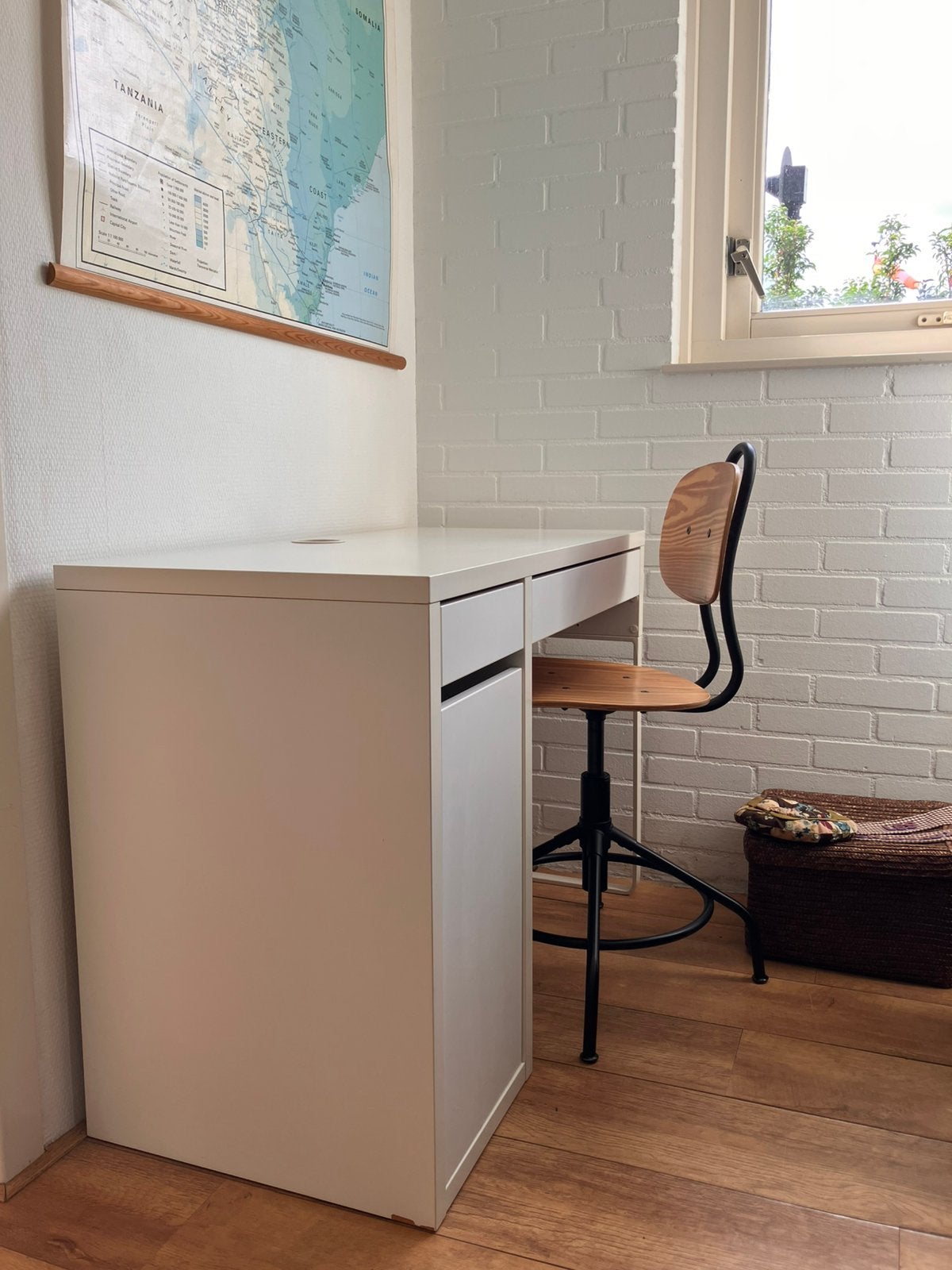 Klein wit bureautje Micke van ikea, Huis en Inrichting, Barren, Ophalen, Zo goed als nieuw