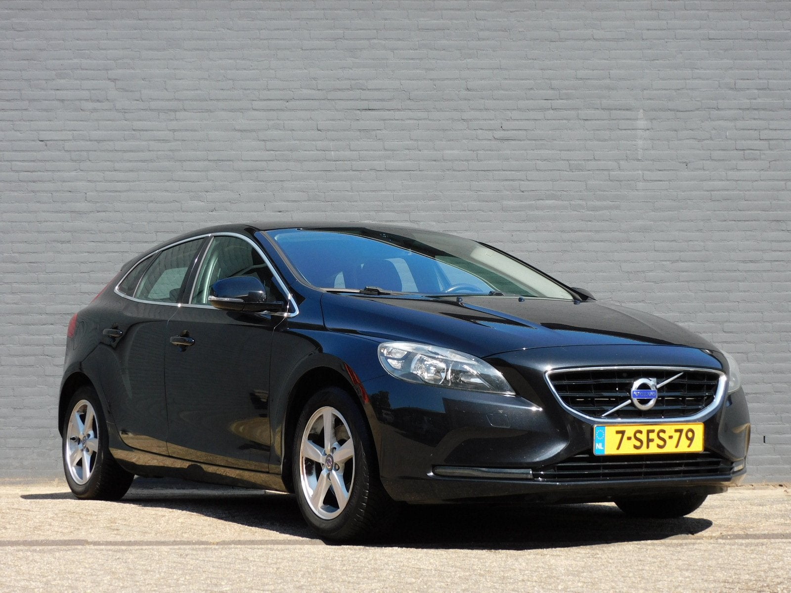 Volvo V40 1.6 T3 Momentum TOPSTAAT! PERFECT ONDERHOUDEN! NAV, Auto's, Volvo, Voorwielaandrijving, Startonderbreker, Gebruikt, Zwart