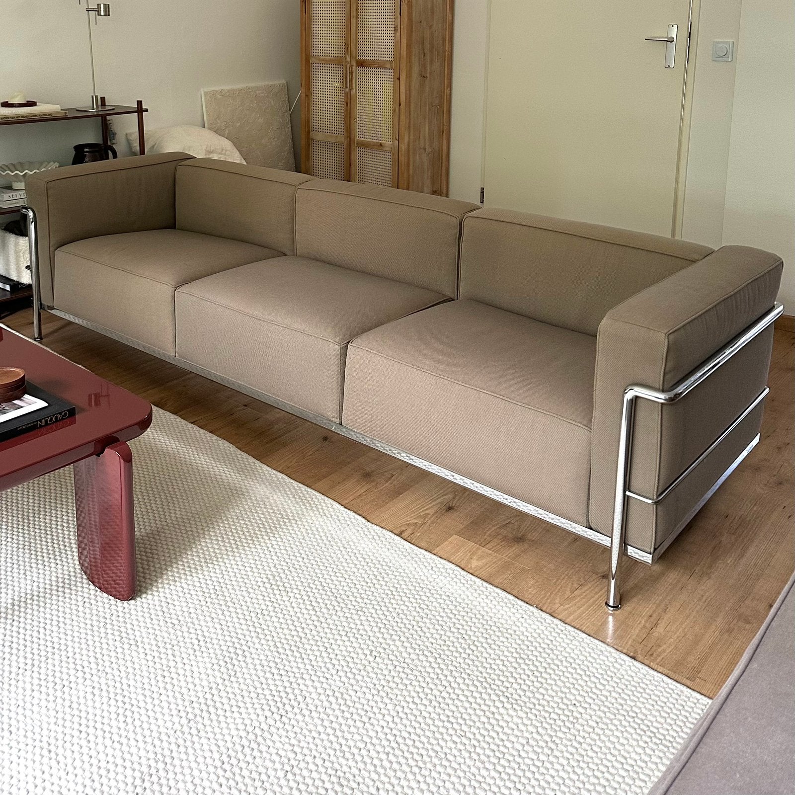 Cassina LC3 3-zitsbank – Le Corbusier – chroom / beige stof, Ophalen, 125 cm of meer, Zo goed als nieuw, Stof