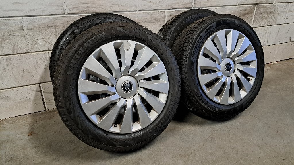 Banden Altea Leon Octavia Superb Caddy Golf Touran 205/55/16, Gebruikt, 16 inch, Banden en Velgen, Personenwagen