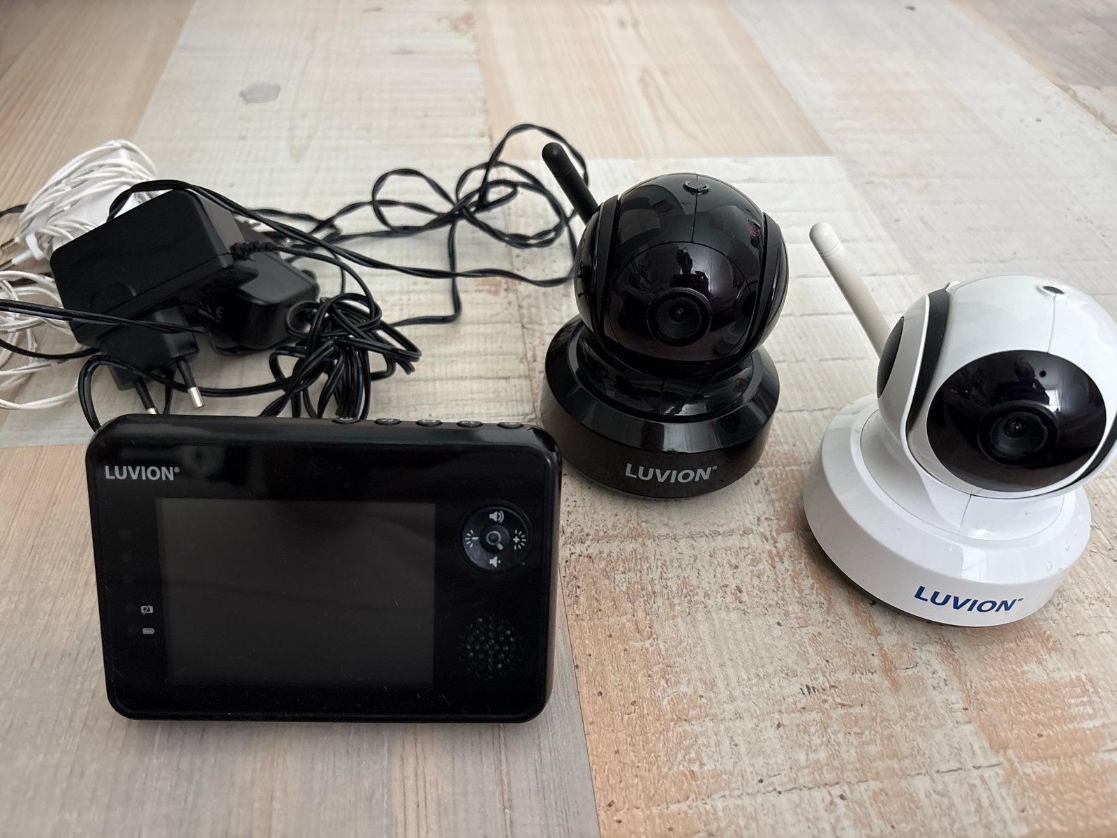 Luvion babyfoon met 2 camera's en monitor, Ophalen, Gebruikt, 100 tot 250 meter, Camera