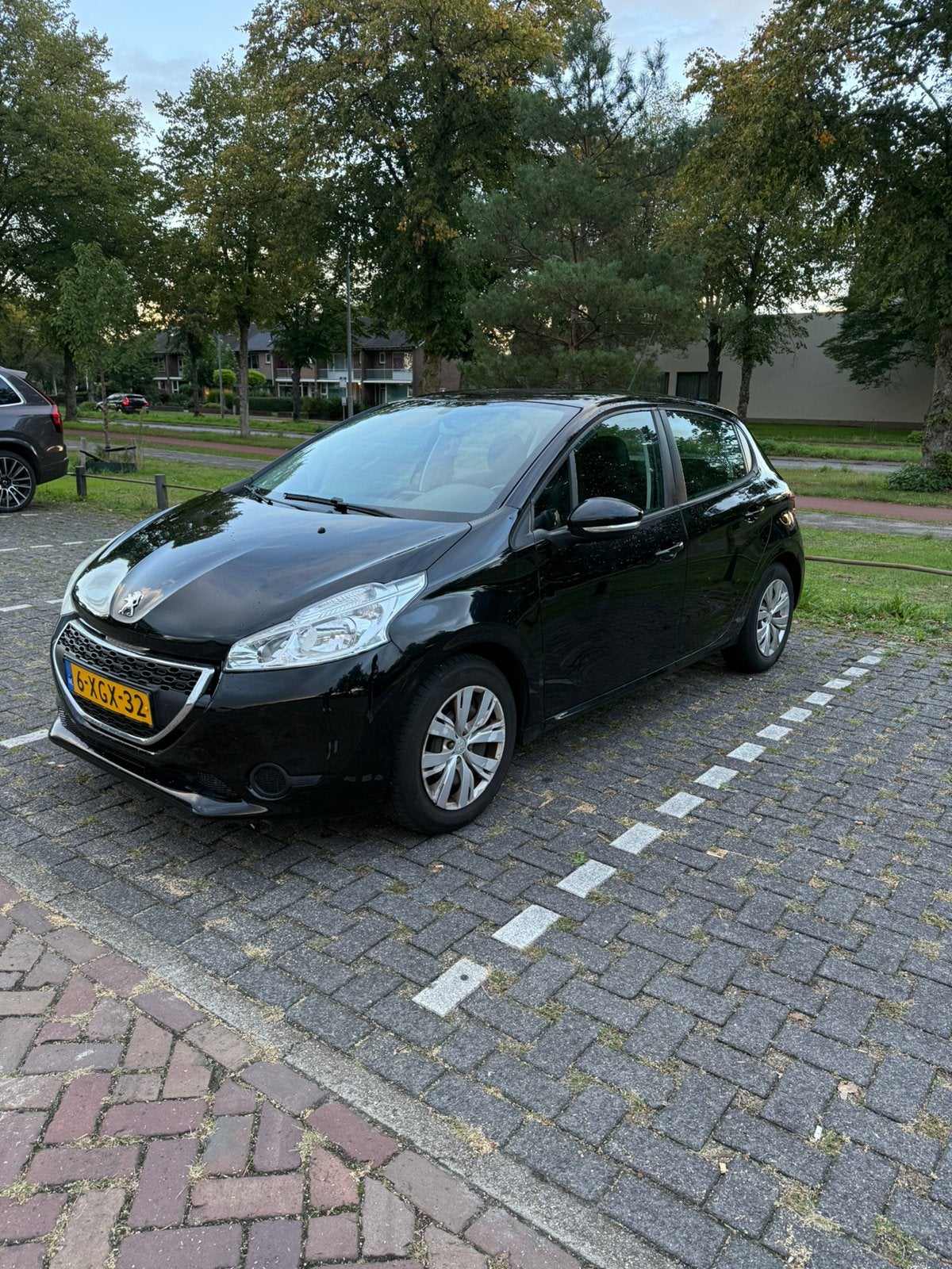Peugeot 208 1.2 VTI 60KW/82PK 5-D 2013 Zwart, Auto's, 31 €/maand, 1199 cc, Zwart, Handgeschakeld