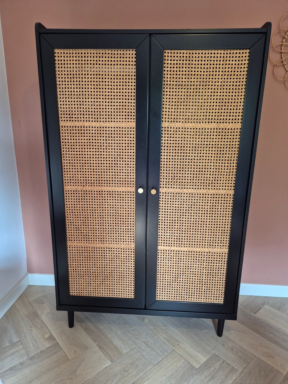 Jotex SALVADOR zwarte kinder Kledingkast met rotan, Ophalen, 100 tot 150 cm, Met plank(en), Zo goed als nieuw
